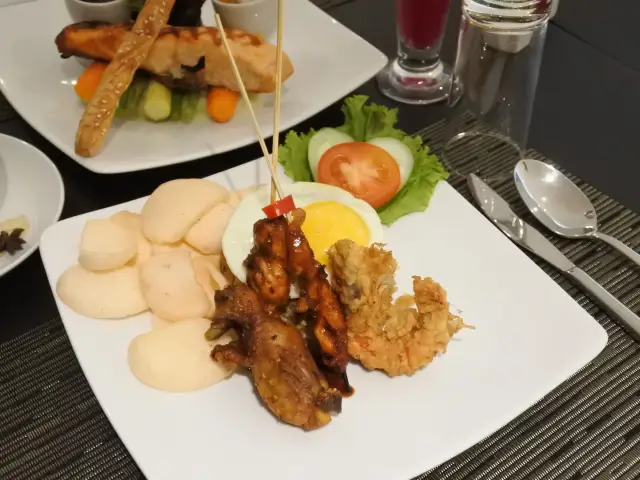 Gambar Makanan WoodRestoran-HotelGoldenTulipPasserBaroe 16