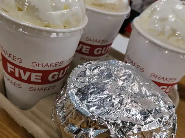 Five Guys Food Photo 16