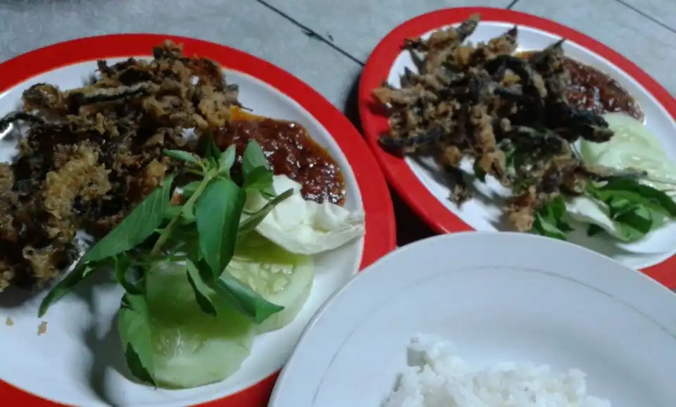 Lalapan ayam dan belut