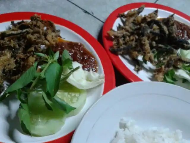 Lalapan ayam dan belut