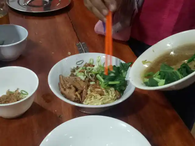 Gambar Makanan Mie Ayam Ceker Bintaro & Bakso Kotak 2