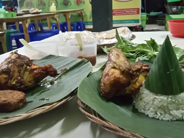 Gambar Makanan Nasi Uduk Daun Pisang 2