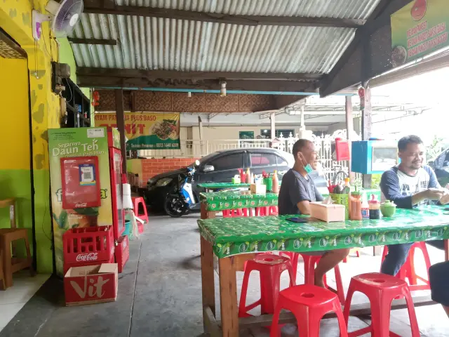 Gambar Makanan Mie Ayam Pangsit plus Baso Genit 4