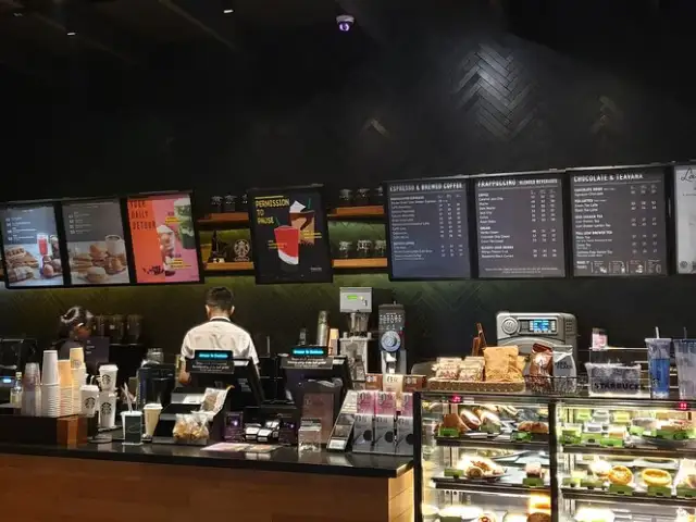 Gambar Makanan Starbucks Phinisi Point 3