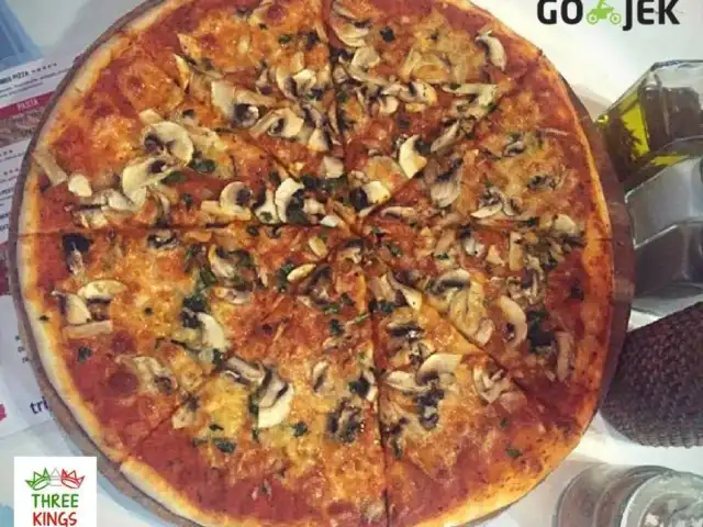Gambar Makanan Three Kings Pizza 5