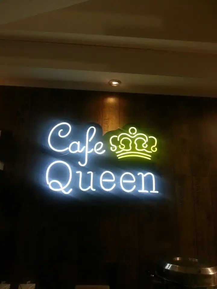 Cafe Queen