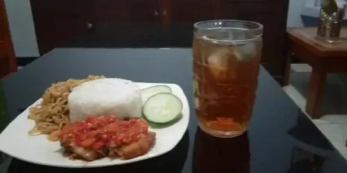 Ayam Penyet Bu Dasmi, Tamanan