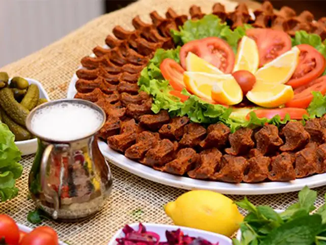 Meşhur Adıyaman Çiğ Köftecisi Ömer Aybak'nin yemek ve ambiyans fotoğrafları 1