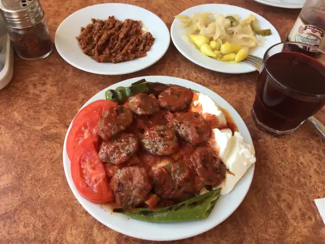 Tarihi Yeşil Pideli Köfte ve Izgara Salonu'nin yemek ve ambiyans fotoğrafları 16