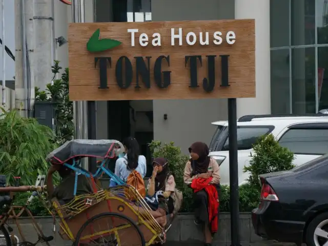 Gambar Makanan Tong Tji Cafe Lobby Hotel Hom Semarang 5