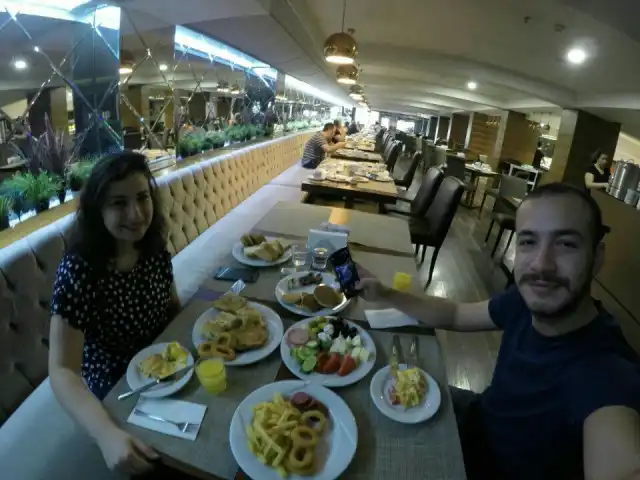 Tiara Termal Hotel Kahvaltı Salonu'nin yemek ve ambiyans fotoğrafları 3