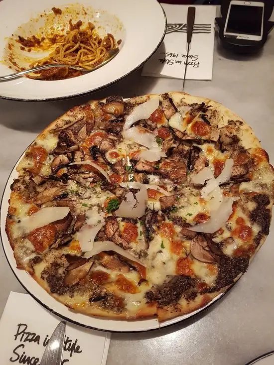 Gambar Makanan Pizza Marzano Kemang 8