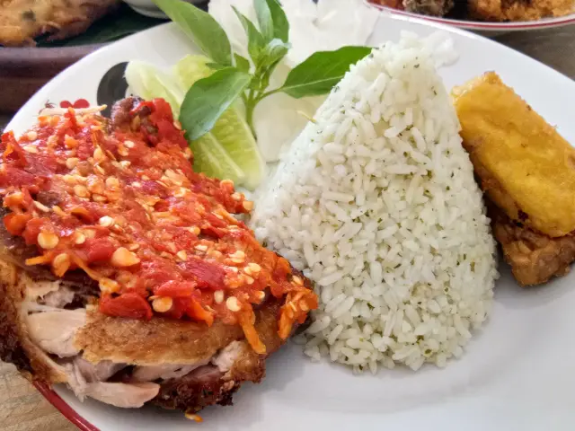 Gambar Makanan Ayam Kremes Nyonyah Bhesar 2