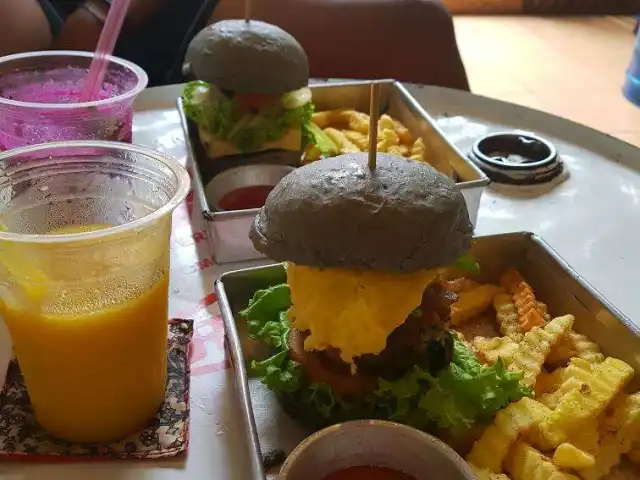 Gambar Makanan Black House Burger & Co. 19