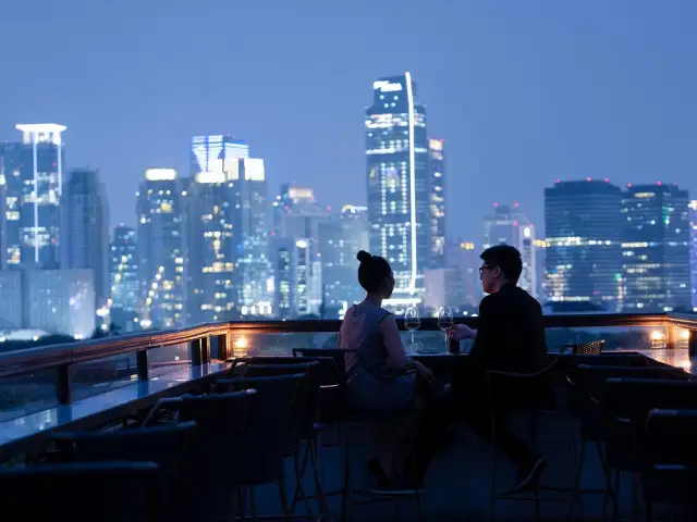 Gambar Makanan La Vue Rooftop Bar 6