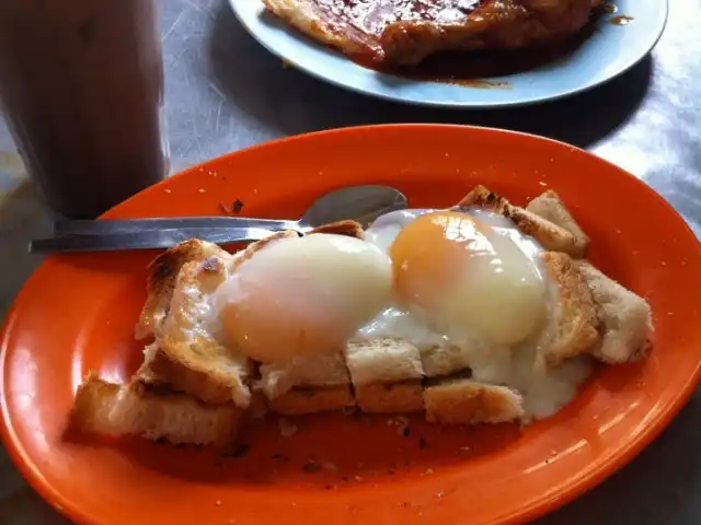 Roti bakar + Telur setengah masak