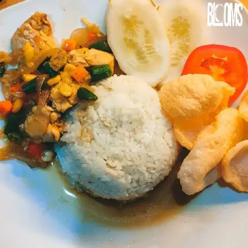 Gambar Makanan Blooms Cafe And Resto, Jl. Ringroad No 98D, Tj. Sari, Kec.Medan Selayang  14