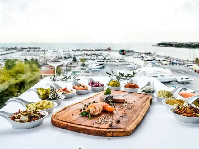 Ouzo Roof Restaurant - Wyndham Grand İstanbul Kalamış Marina Hotel'nin yemek ve ambiyans fotoğrafları 5
