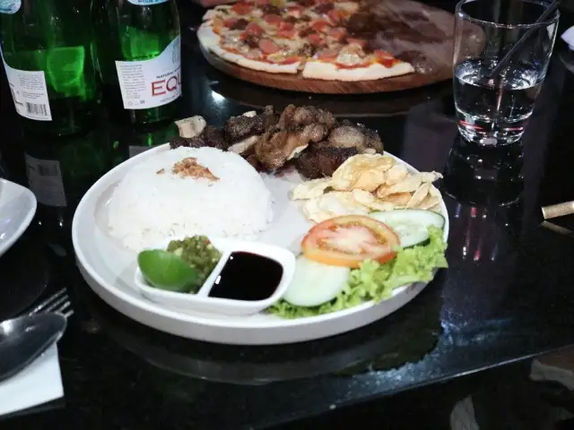 Gambar Makanan Almaluna Bar and Resto 3