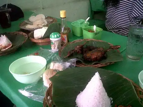 Gambar Makanan Nasi Uduk Daun Pisang 10