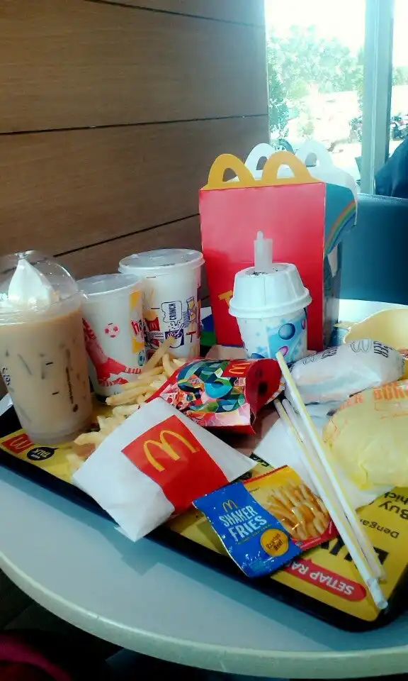 Gambar Makanan McD Graha Raya 2