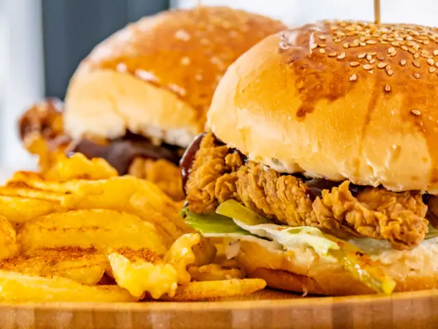 Chicken Garage Cajun & Burger'nin yemek ve ambiyans fotoğrafları 1
