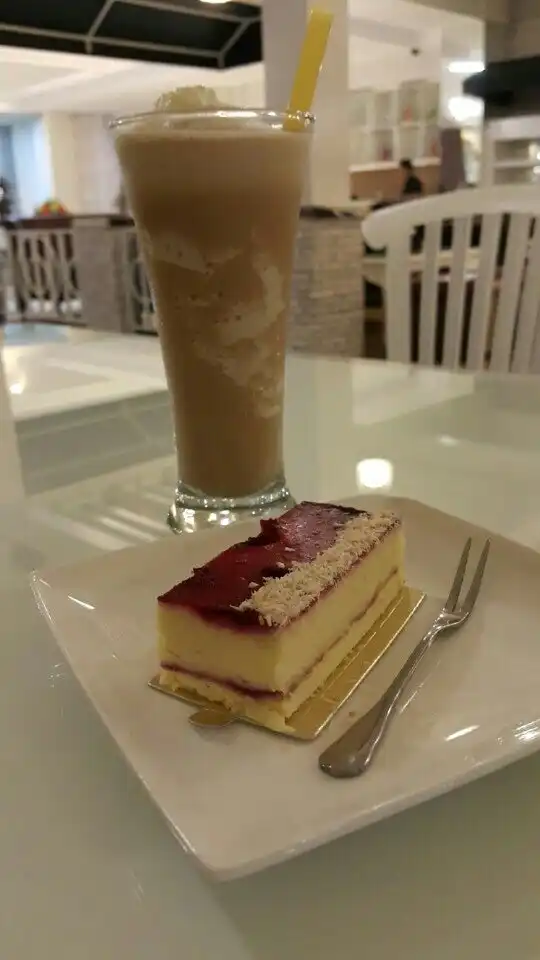 Gambar Makanan HIDEOUT Cafe & Patisserie 9