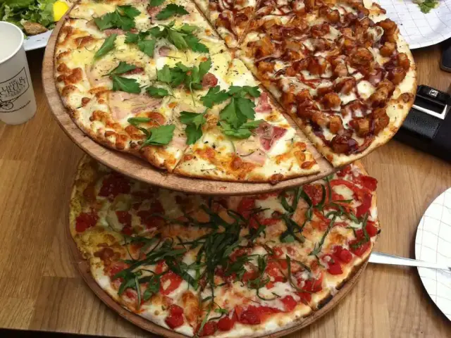 The Upper Crust Pizzeria'nin yemek ve ambiyans fotoğrafları 44