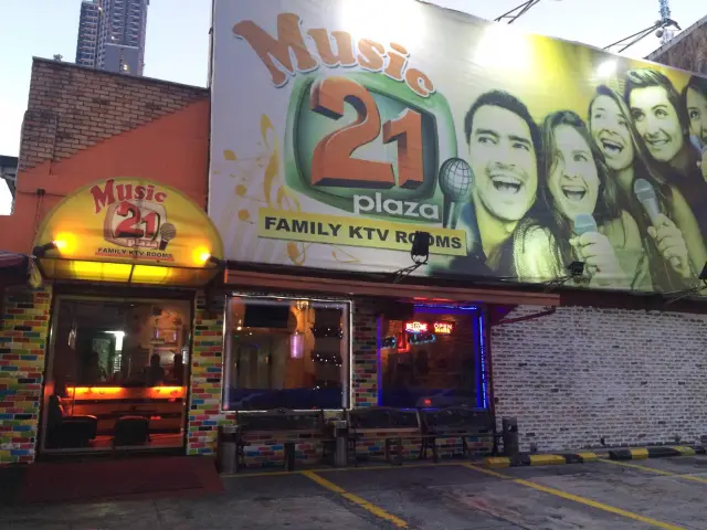 Music 21 Plaza Food Photo 3