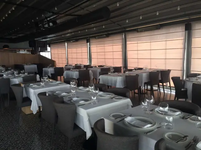 Ouzo Roof Restaurant - Wyndham Grand İstanbul Kalamış Marina Hotel'nin yemek ve ambiyans fotoğrafları 8