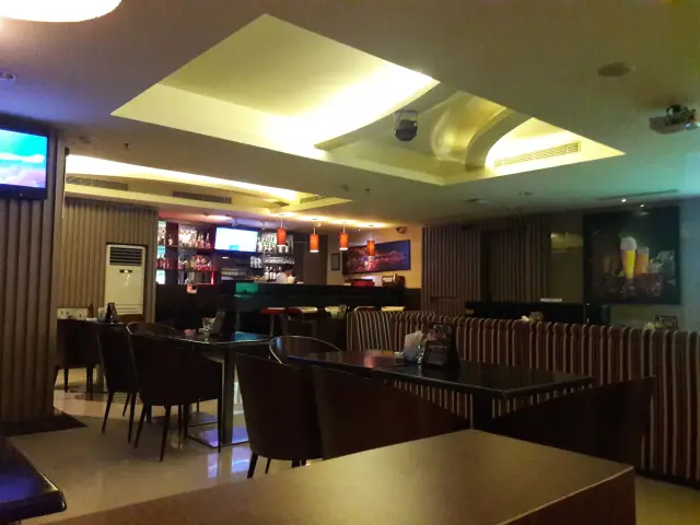 Phoenix Lounge - The Alana Surabaya Hotel