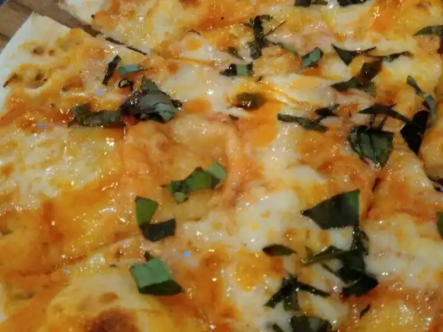 Gambar Makanan Warung PePe Wood Fired Pizza & Pasta 1