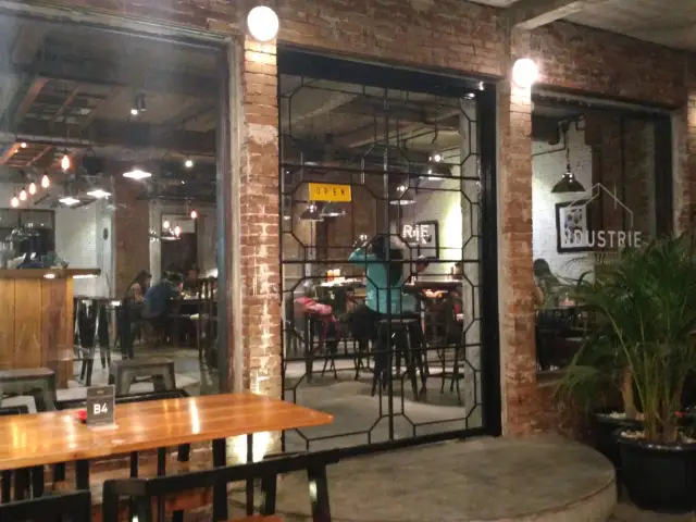 Gambar Makanan Industrie Coffee & Eatery 6