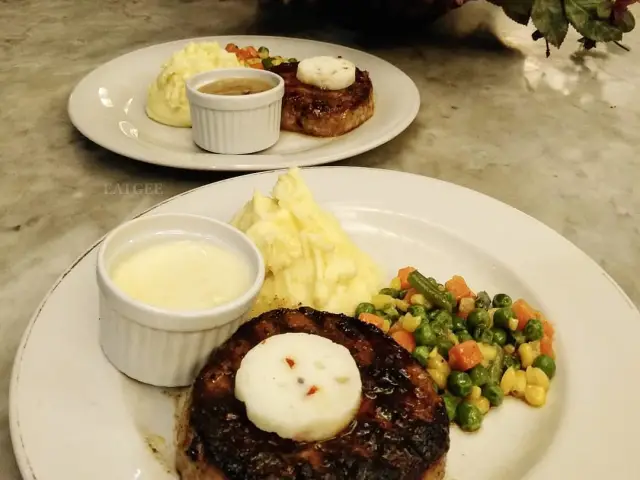 Gambar Makanan Steak and Satay - Hotel Paragon 4