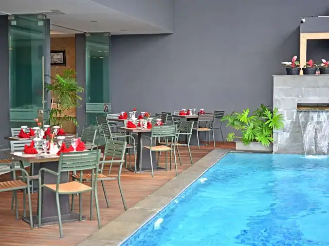 Gambar Makanan Emerald Restaurant - Travello Hotel 6