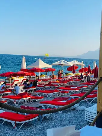 Red Rujj Beach & Cafe