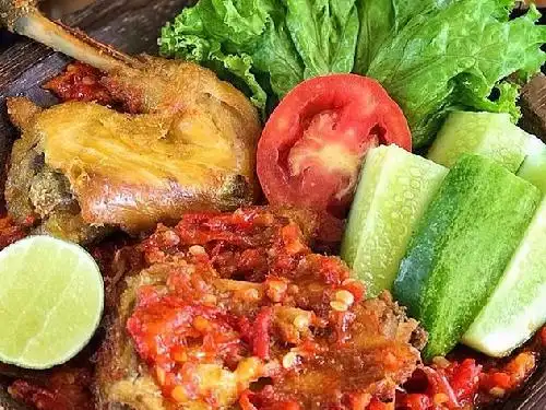 Ayam Geprek Lapmer Joglo, Lapangan Merah