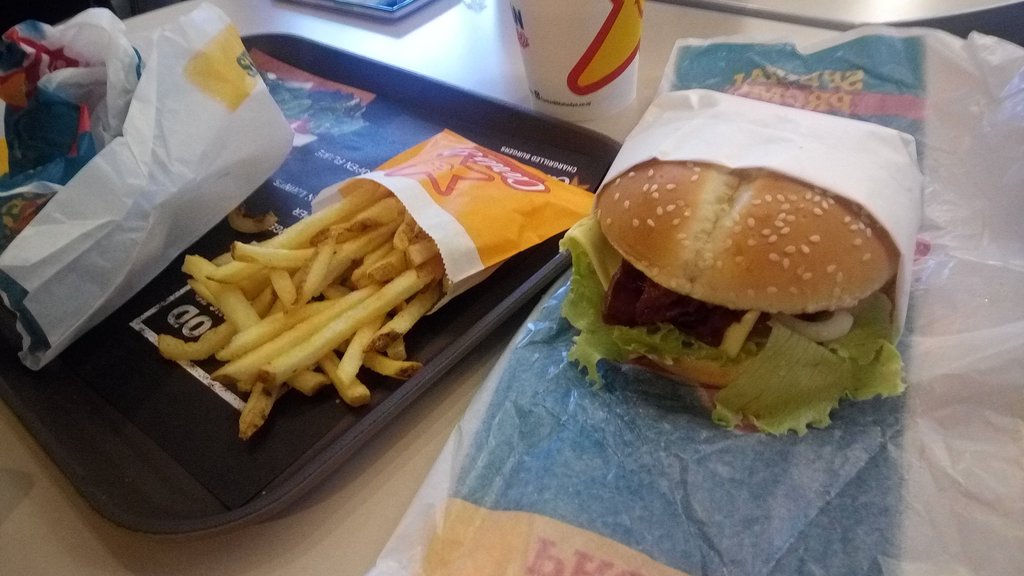 Carl's JR terdekat Restoran dan Tempat Makan Halal terdekat di Jakarta