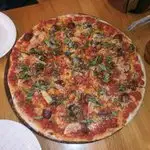 The Upper Crust Pizzeria'nin yemek ve ambiyans fotoğrafları 3