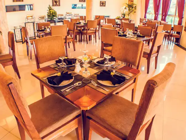 Gambar Makanan Ren De Vu Restaurant - Marbella Suites 2