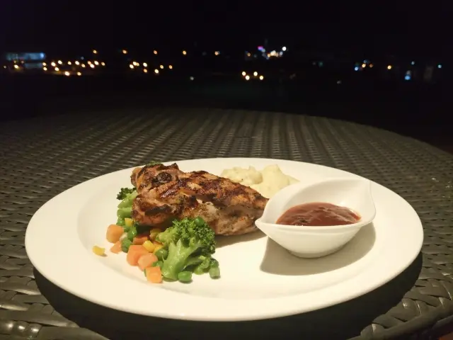 Gambar Makanan M POOL & BISTRO - The Margo Hotel 4