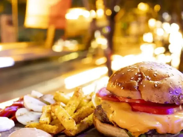 Burly's Burger'nin yemek ve ambiyans fotoğrafları 1