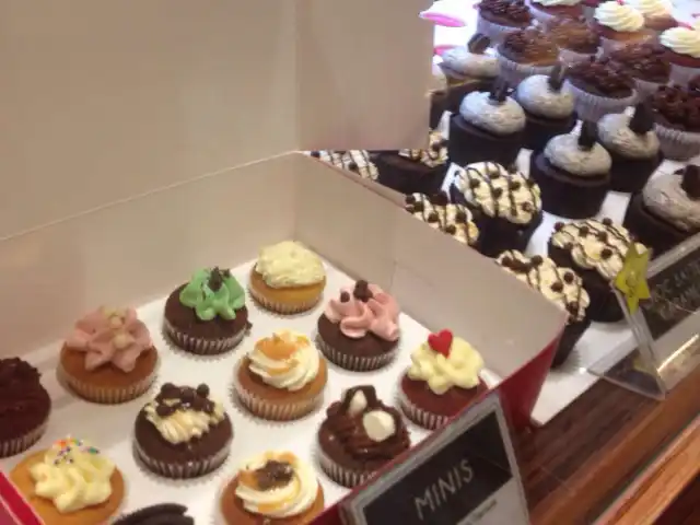 Twelve Cupcakes Food Photo 5