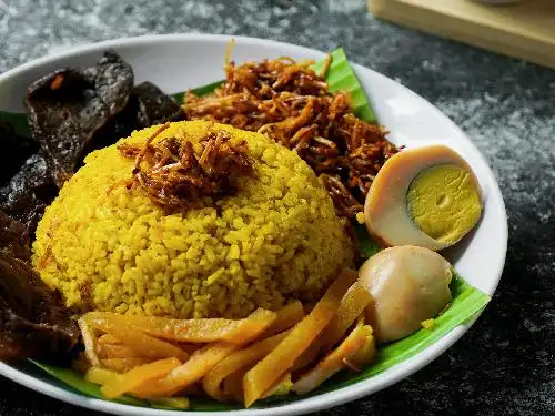 Nasi Kuning Bambapuang Mbak Lin, Gunung Salahutu