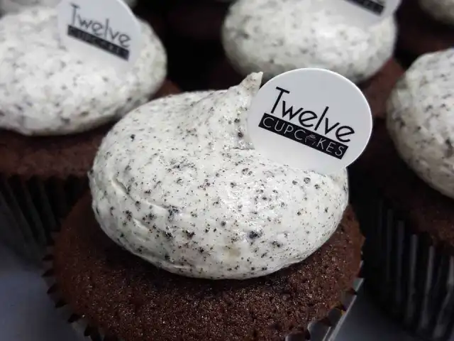 Twelve Cupcakes Food Photo 8