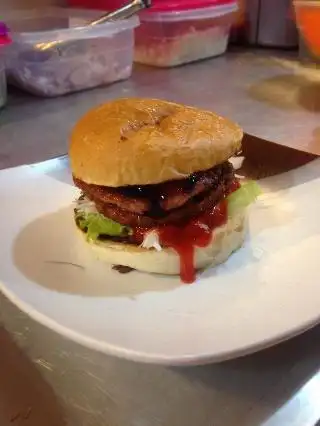 Familiar Burger Food Photo 1
