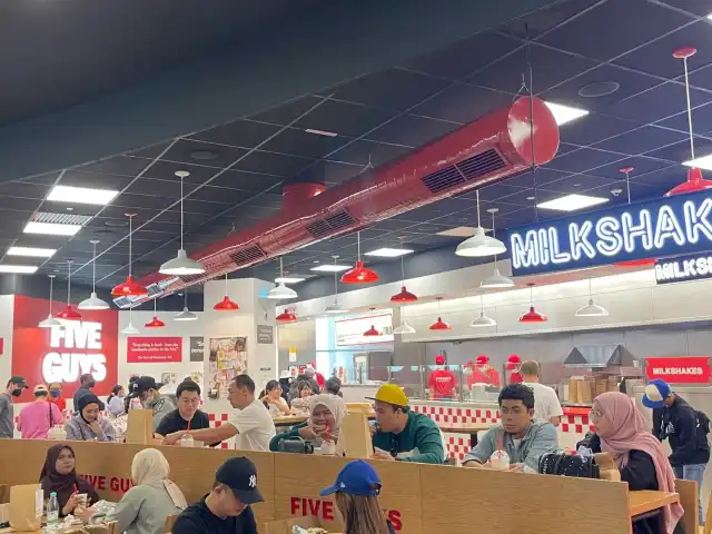 Five Guys Food Photo 3