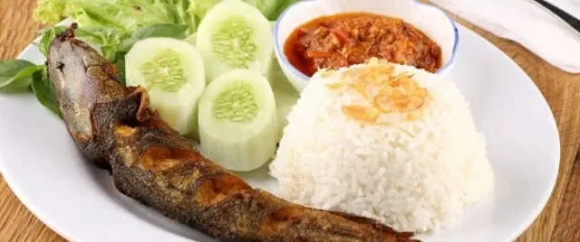 Gambar Makanan Seafood Iwan dan Pecel Bandeng Tanpa Tulang 3