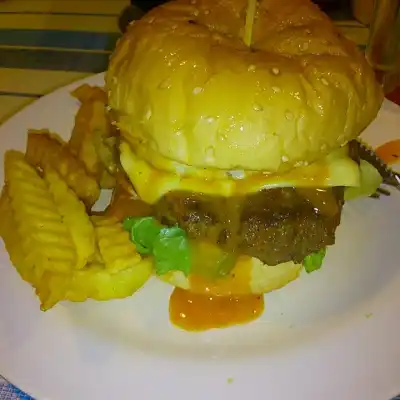 EE Burger Trimula Cafe