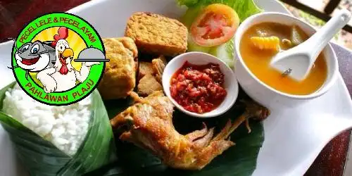 Pecel Lele Pahlawan, Plaju